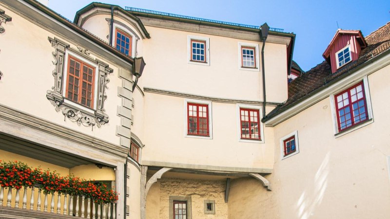 Innenhof des Alten Schlosses in Gaildorf. Historische Architektur mit verzierten Fenstern und einem Balkon mit roten Blumen., © Stuttgart-Marketing GmbH, Sarah Schmid Innenhof des Alten Schlosses in Gaildorf. Historische Architektur mit verzierten Fenstern und einem Balkon mit roten Blumen., © Stuttgart-Marketing GmbH, Sarah Schmid