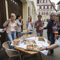 Gruppe bei einer kulinarischen Stadtführung mitten in der Innenstadt von Kirchheim unter Teck, © Torsten Wenzler