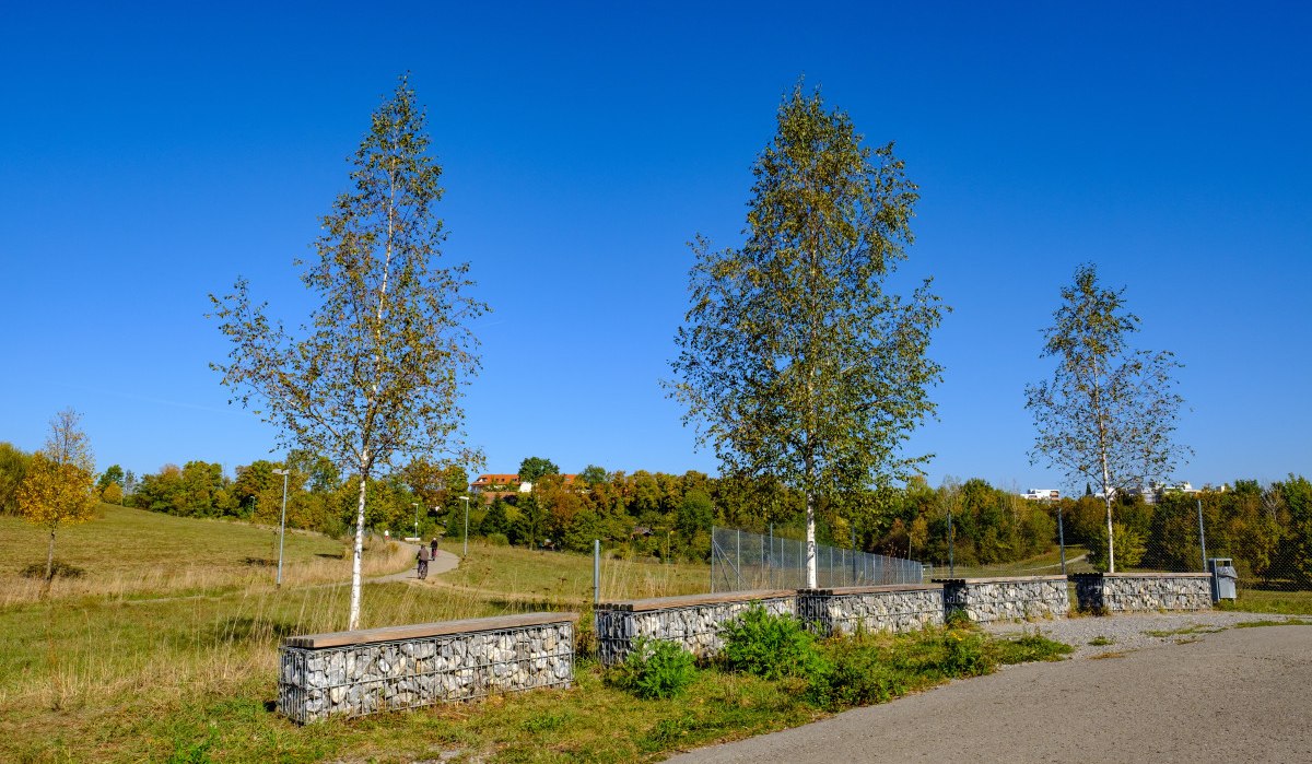 Ein Rastplatz mit fünf steinernen Sitzbänken und jungen Bäumen auf einer Wiese unter klarem, blauem Himmel., © Remstal Tourismus e.V. Ein Rastplatz mit fünf steinernen Sitzbänken und jungen Bäumen auf einer Wiese unter klarem, blauem Himmel., © Remstal Tourismus e.V.