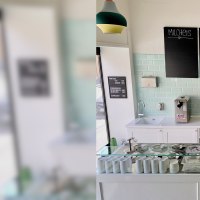 Eisdiele mit Theke, Eismaschine, Kaffeebereiter und Eiswaffeln. Pastellfarbene Fliesen und Lampen. Schwarze Tafeln mit Eisangeboten., © Zur Schleckerei Eisdiele mit Theke, Eismaschine, Kaffeebereiter und Eiswaffeln. Pastellfarbene Fliesen und Lampen. Schwarze Tafeln mit Eisangeboten., © Zur Schleckerei