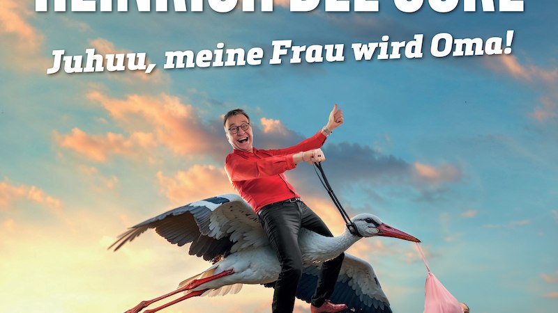 Ein Mann in rotem Hemd reitet auf einem Storch, der ein Babybündel trägt. Der Himmel ist bunt und wolkig. Text: Heinrich Del Core - Juhuu, meine Frau wird Oma!, © Künstlermedia Entertainment GmbH Ein Mann in rotem Hemd reitet auf einem Storch, der ein Babybündel trägt. Der Himmel ist bunt und wolkig. Text: Heinrich Del Core - Juhuu, meine Frau wird Oma!, © Künstlermedia Entertainment GmbH