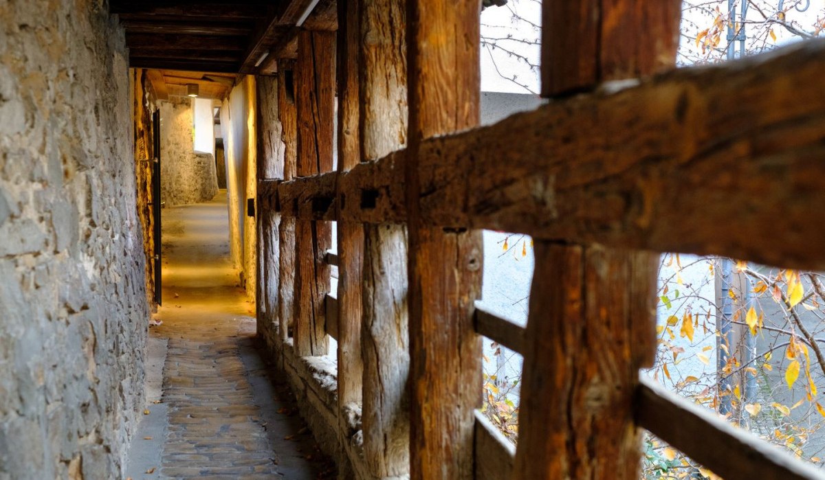Die weitgehend erhaltene Stadtmauer f&uuml;hrt vom Beinsteiner Torturm entlang der Erleninsel bis zum Apothekergarten. Der zug&auml;ngliche Wehrgang und die Schie&szlig;scharten versetzen einen zur&uuml;ck in das 13. Jahrhundert. Durch die Schie&szlig;scharten hindurch hat man einen Ausblick auf die Erleninsel und die Rems.