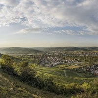 Panoramablick vom Kleinheppacher Kopf über das Remstal mit Weinbergen, Dörfern und Sonnenuntergang im Hintergrund., © Tourismusverein Remstal-Route e.V.