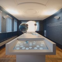 Der Keplerraum im Stadtmuseum Leonberg zeigt interaktive Displays und Planetenmodelle in einem dunkelblauen Raum mit Sternenmuster., © Brigida Gonzalez Der Keplerraum im Stadtmuseum Leonberg zeigt interaktive Displays und Planetenmodelle in einem dunkelblauen Raum mit Sternenmuster., © Brigida Gonzalez