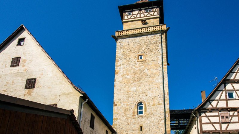 Der Hochwachturm in Waiblingen steht zwischen zwei Fachwerkhäusern unter klarem, blauem Himmel., © Stuttgart-Marketing GmbH, Sarah Schmid Der Hochwachturm in Waiblingen steht zwischen zwei Fachwerkhäusern unter klarem, blauem Himmel., © Stuttgart-Marketing GmbH, Sarah Schmid