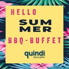 Sommerliche Grafik mit dem Text 'Hello Summer BBQ-Buffet' und dem Logo von quindi pizza pasta, umgeben von tropischen Blättern., © links im Bild Sommerliche Grafik mit dem Text 'Hello Summer BBQ-Buffet' und dem Logo von quindi pizza pasta, umgeben von tropischen Blättern., © links im Bild