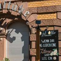Eingang zu 'Onkel Otto', einem XXL-Schnitzelparadies, mit dekorativem Schild und Tafel mit Spruch über Zitronen., © SMG, Sarah Schmid Eingang zu 'Onkel Otto', einem XXL-Schnitzelparadies, mit dekorativem Schild und Tafel mit Spruch über Zitronen., © SMG, Sarah Schmid