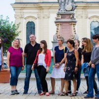 Eine Gruppe von Menschen steht vor einem historischen Geb&auml;ude in Ludwigsburg, w&auml;hrend eine Frau spricht. Im Hintergrund ist eine Statue zu sehen., &copy; &copy; T&E, Benjamin Stollenberg