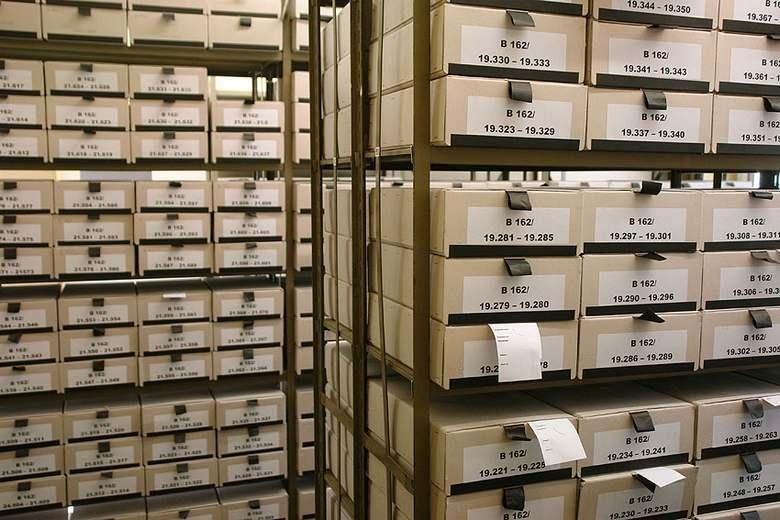 Ein Archivraum mit dicht gepackten Regalen voller beschrifteter Kartons, die systematisch organisiert sind. Die Kartons tragen Nummern und Etiketten., &copy; Staatsarchiv Ludwigsburg