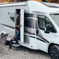 Ein Wohnmobil steht auf einem Stellplatz. Drei Personen sitzen davor an einem Tisch, ein Hund ist ebenfalls zu sehen. Herbstliche Bäume im Hintergrund., © Erlebnisregion Schwäbischer Albtrauf e.V. Ein Wohnmobil steht auf einem Stellplatz. Drei Personen sitzen davor an einem Tisch, ein Hund ist ebenfalls zu sehen. Herbstliche Bäume im Hintergrund., © Erlebnisregion Schwäbischer Albtrauf e.V.
