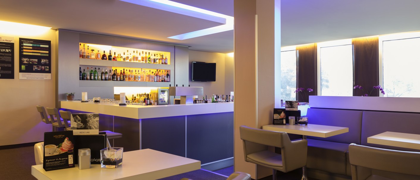 Moderne Hotelbar mit beleuchtetem Tresen, Flaschenregal und gemütlichen Sitzbereichen. Dezente Beleuchtung und stilvolle Einrichtung., © Mercure Bristol Stuttgart Sindelfingen
