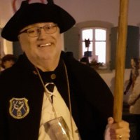 Ein Mann in einem Nachtw&auml;chterkost&uuml;m h&auml;lt eine Laterne und einen Stock. Er l&auml;chelt, w&auml;hrend er bei Nacht drau&szlig;en steht., &copy; WTM GmbH Waiblingen