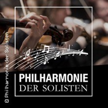 Musiker spielen Streichinstrumente, &uuml;berlagert von einem Logo mit Noten und dem Text 'PHILHARMONIE DER SOLISTEN'., &copy; links im Bild