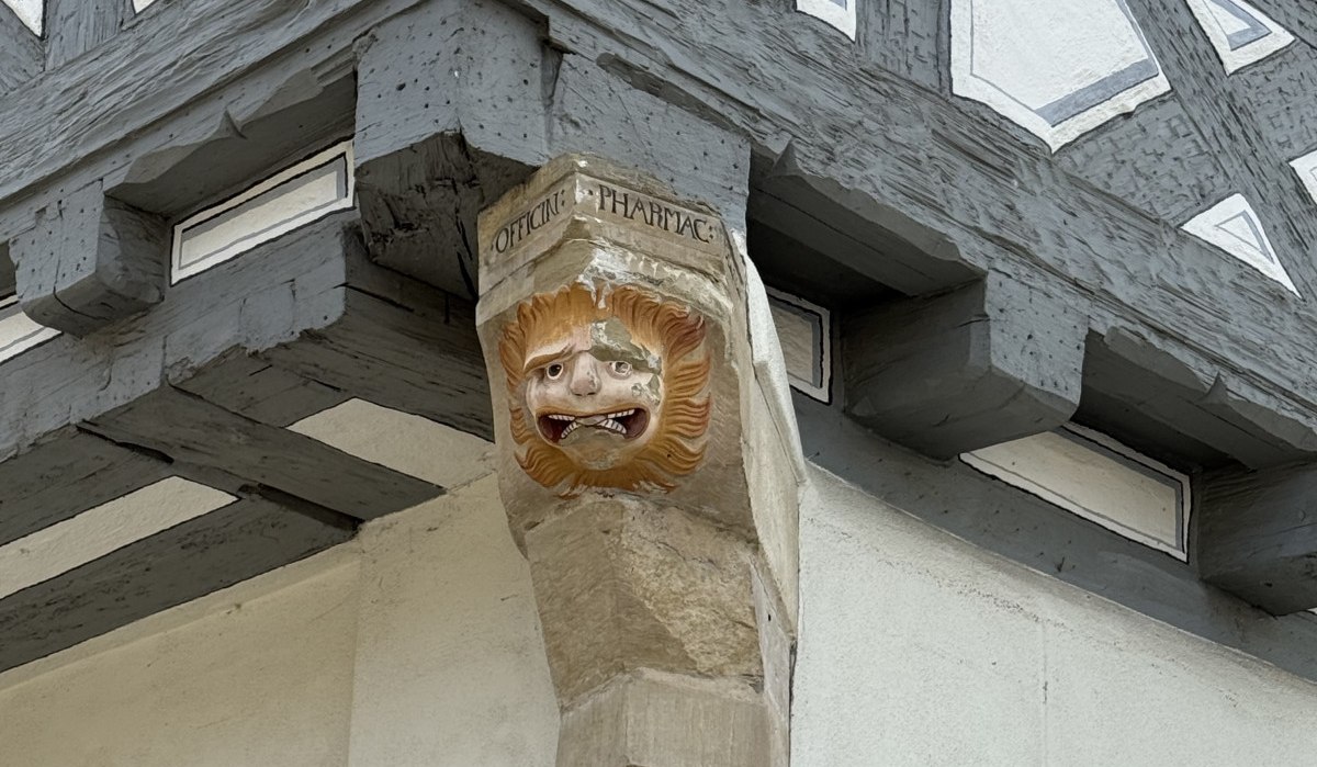 Ein Neidkopf an einem Fachwerkhaus in Waiblingen. Der Kopf ist kunstvoll geschnitzt und bemalt, um böse Geister abzuwehren. Ein Neidkopf an einem Fachwerkhaus in Waiblingen. Der Kopf ist kunstvoll geschnitzt und bemalt, um böse Geister abzuwehren.