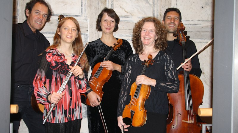 Fünf Musiker posieren mit ihren Instrumenten: Querflöte, Geige, Bratsche, Cello und Gitarre vor einer Steinwand., © Kultur- und Sportamt Stadt Bietigheim-Bissingen