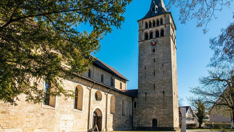 Die Martinskirche in Sindelfingen, umgeben von Bäumen, unter einem klaren blauen Himmel. Der Kirchturm ist prominent im Bild., © Stuttgart-Marketing GmbH, Sarah Schmid Die Martinskirche in Sindelfingen, umgeben von Bäumen, unter einem klaren blauen Himmel. Der Kirchturm ist prominent im Bild., © Stuttgart-Marketing GmbH, Sarah Schmid