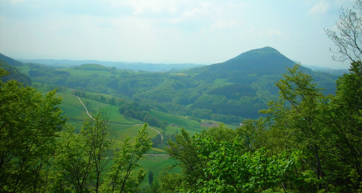 Grüne Landschaft mit Hügeln und Bäumen, im Hintergrund der markante Stuifen., © Schwäbische Alb Tourismusverband e.V. Grüne Landschaft mit Hügeln und Bäumen, im Hintergrund der markante Stuifen., © Schwäbische Alb Tourismusverband e.V.
