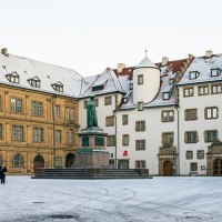 Der Schillerplatz in Stuttgart ist mit Schnee bedeckt. Historische Gebäude umgeben den Platz, in dessen Mitte eine Statue steht., © Stuttgart-Marketing GmbH, Sarah Schmid Der Schillerplatz in Stuttgart ist mit Schnee bedeckt. Historische Gebäude umgeben den Platz, in dessen Mitte eine Statue steht., © Stuttgart-Marketing GmbH, Sarah Schmid