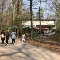 Drei Personen gehen auf einem Waldweg zur Bergstation der Standseilbahn. Das Gebäude ist von Bäumen umgeben, ein Schild mit 'Seilbahn' ist sichtbar., © Stuttgart-Marketing GmbH