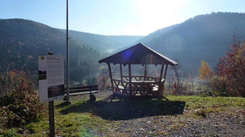 Ein Pavillon mit Sitzgelegenheit und Infotafel in einer sonnigen Berglandschaft., &copy; N&ouml;rdlicher Schwarzwald