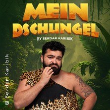Ein Mann in einem Leopardenkostüm steht vor einem Dschungelhintergrund. Oben steht der Titel 'Mein Dschungel'., © links im Bild