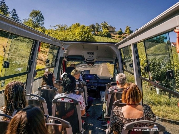 Innenansicht eines Busses auf einer Weintour durch Stuttgart. Passagiere sitzen und genie&szlig;en den Blick auf die Weinberge., &copy; SMG, Thomas Niederm&uuml;ller