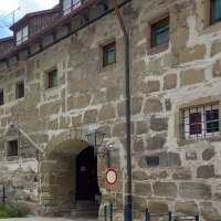 Stadtmauer an der Grabenstra&szlig;e - Die historische Stadtmauer in Gaildorf zeigt einen Torbogen und kleine Fenster. Die Mauer besteht aus grobem Stein und ist von einem Geb&auml;ude &uuml;berdacht., &copy; Petra Natzkowski