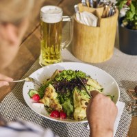 Maultaschen mit Salat - schwäbische Küche, © Maximilian Schwarz