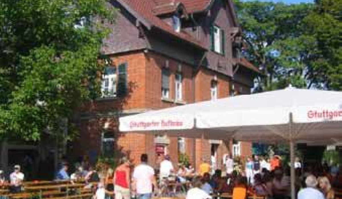 Menschen sitzen in einem Biergarten mit Sonnenschirmen vor einem Backsteingebäude. Fahrräder sind im Vordergrund zu sehen., © Sindelfingen - Stuttgart-Marketing GmbH