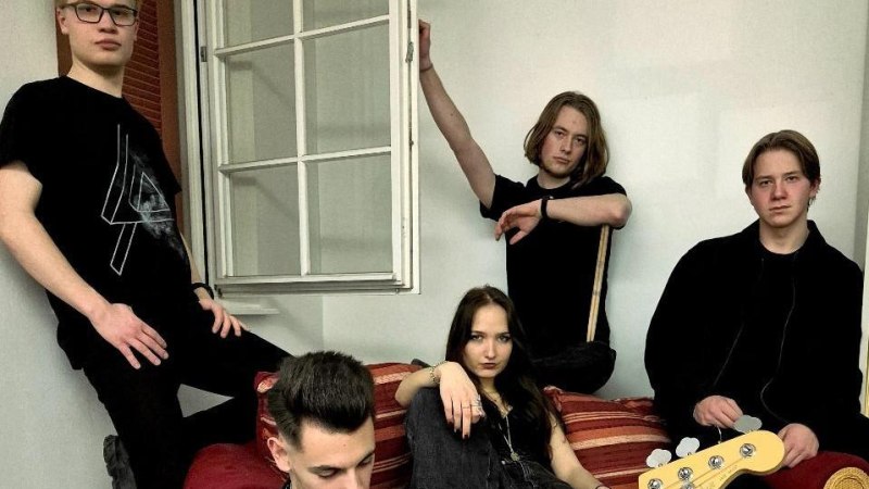 F&uuml;nf junge Erwachsene posieren l&auml;ssig in einem Raum. Eine Person h&auml;lt eine Gitarre, w&auml;hrend andere auf einem Sofa sitzen oder stehen., &copy; Kulturzentrum Dieselstrasse