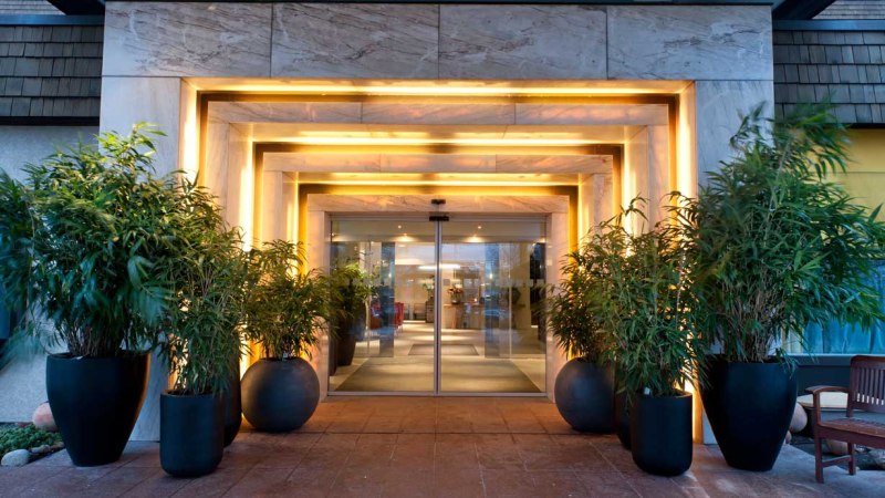 Der Eingang des Wyndham Stuttgart Airport Messe Hotels ist modern gestaltet, mit gro&szlig;en Pflanzen und stilvoller Beleuchtung., &copy; Wyndham Stuttgart Airport Messe