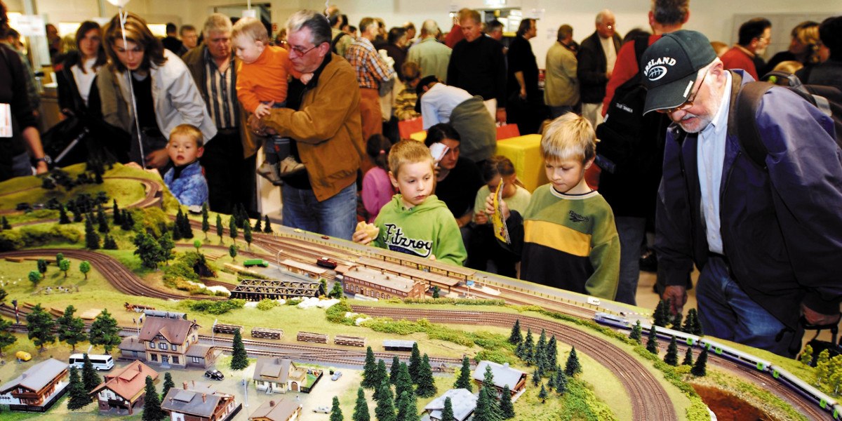 Besucher bestaunen eine detaillierte Modelleisenbahnlandschaft in der Märklin Erlebniswelt in Göppingen., © Stuttgart-Marketing GmbH Besucher bestaunen eine detaillierte Modelleisenbahnlandschaft in der Märklin Erlebniswelt in Göppingen., © Stuttgart-Marketing GmbH