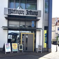 Eingang der 'Nürtinger Zeitung' mit Infopunkt-Symbol und Plakaten vor der Tür., © J. Tubolzer Eingang der 'Nürtinger Zeitung' mit Infopunkt-Symbol und Plakaten vor der Tür., © J. Tubolzer