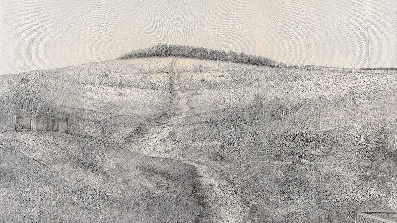 Schwarz-weiß Zeichnung einer hügeligen Landschaft mit einem Pfad, der zu einem Baumhain am Horizont führt. Links steht eine kleine Hütte., © LIMA-Theater