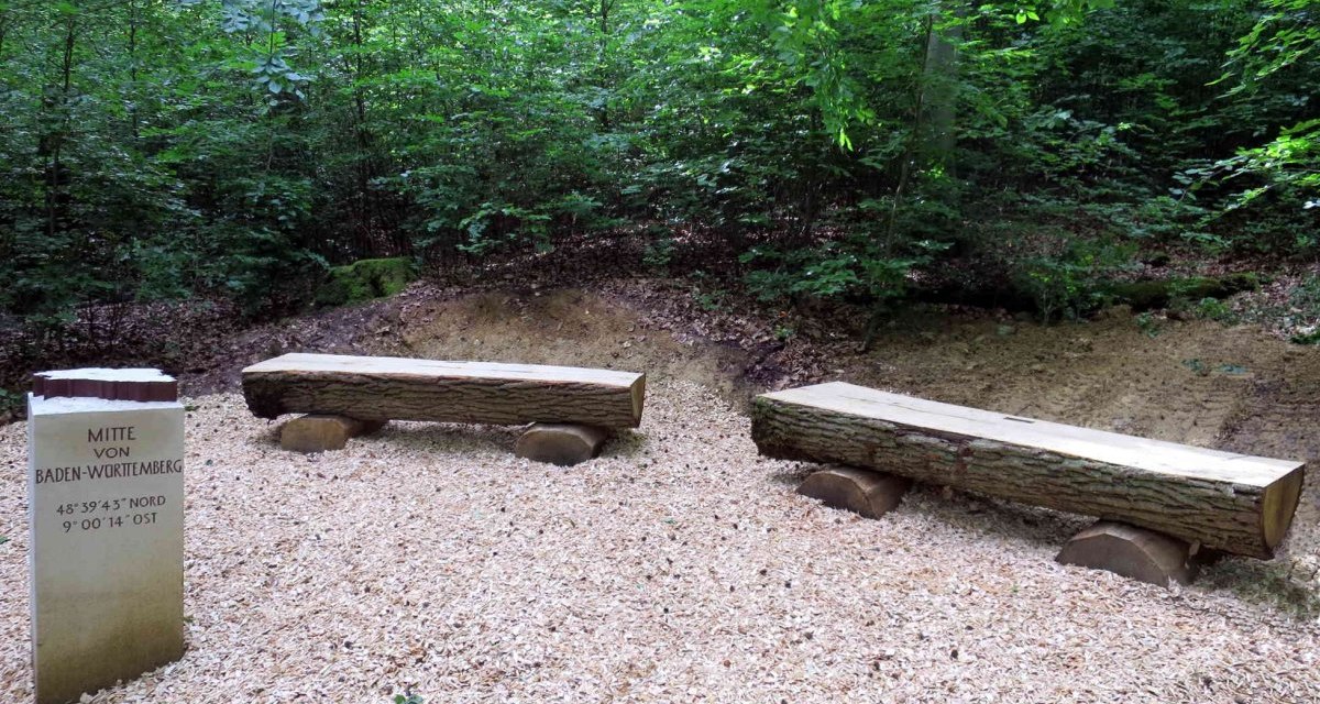 Sandsteins&auml;ule mit Inschrift und zwei Holzb&auml;nke im Wald, die die geografische Mitte von Baden-W&uuml;rttemberg markieren., &copy; Schw&auml;bischer Albverein, Ortsgruppe B&ouml;blingen