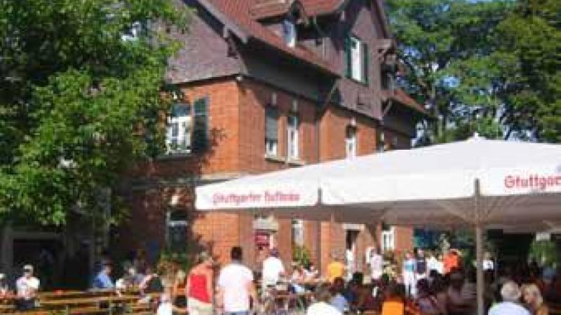 Menschen sitzen in einem Biergarten mit Sonnenschirmen vor einem Backsteingeb&auml;ude. Fahrr&auml;der sind im Vordergrund zu sehen., &copy; Sindelfingen - Stuttgart-Marketing GmbH