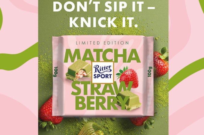 Ritter Sport präsentiert die Limited Edition Matcha Strawberry. Die Verpackung zeigt Erdbeeren und Matcha-Pulver, begleitet vom Slogan 'Don't sip it – knick it.', © Alfred Ritter GmbH & Co. KG | Waldenbuch Ritter Sport präsentiert die Limited Edition Matcha Strawberry. Die Verpackung zeigt Erdbeeren und Matcha-Pulver, begleitet vom Slogan 'Don't sip it – knick it.', © Alfred Ritter GmbH & Co. KG | Waldenbuch
