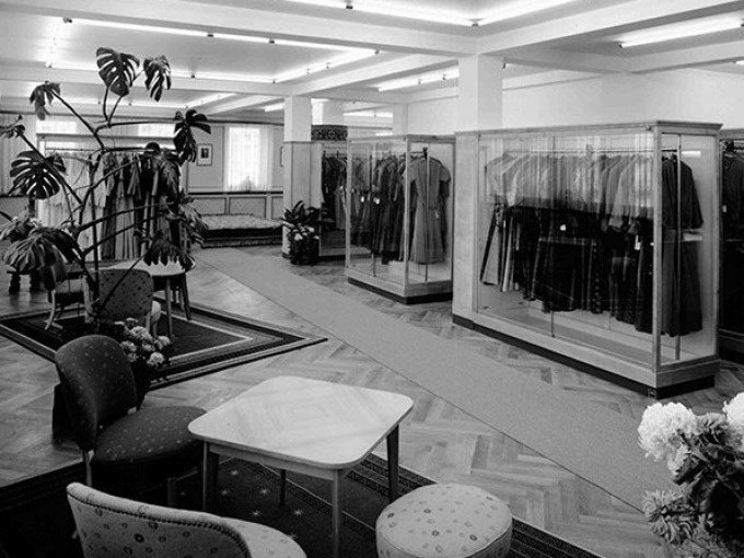 Elegantes Bekleidungsgeschäft mit Kleiderständern, Sitzbereich und Pflanzen. Schwarzweiß-Aufnahme mit stilvollem Interieur., © Stadt Göppingen Elegantes Bekleidungsgeschäft mit Kleiderständern, Sitzbereich und Pflanzen. Schwarzweiß-Aufnahme mit stilvollem Interieur., © Stadt Göppingen
