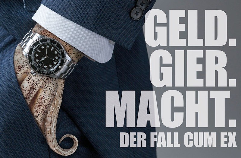 Ein Anzugträger mit Tentakelarm und Uhr, daneben der Text 'Geld. Gier. Macht. Der Fall Cum Ex'., © Stadt Kornwestheim Kulturmanagement