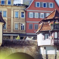 Historische Gebäude in Esslingen am Neckar mit Fachwerk und Blumen auf Balkonen. Die Architektur zeigt traditionelle Stilelemente., © Esslinger Stadtmarketing & Tourismus GmbH