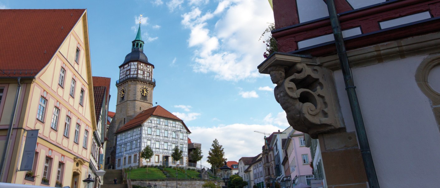 Der Backnanger Stadtturm mit seiner Uhr und Fachwerkhäusern im Vordergrund. Der Himmel ist blau mit einigen Wolken., © Stuttgart-Marketing GmbH, Achim Mende Der Backnanger Stadtturm mit seiner Uhr und Fachwerkhäusern im Vordergrund. Der Himmel ist blau mit einigen Wolken., © Stuttgart-Marketing GmbH, Achim Mende