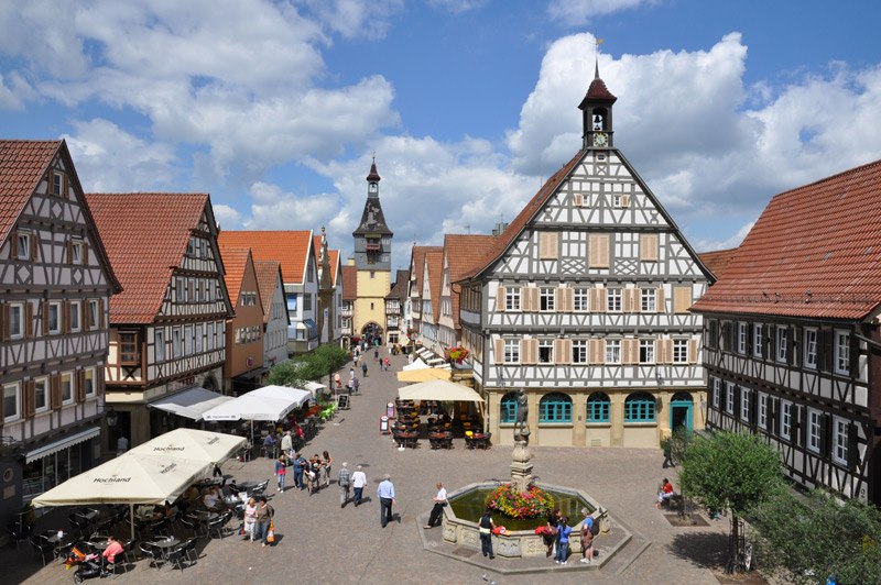 Altes Rathaus Winnenden mit Marktbrunnen