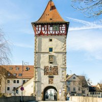 Das Beinsteiner Tor in Waiblingen, ein historisches Stadttor mit Fachwerk und Uhr, umgeben von Bäumen und blauen Himmel., © SMG, Sarah Schmid Das Beinsteiner Tor in Waiblingen, ein historisches Stadttor mit Fachwerk und Uhr, umgeben von Bäumen und blauen Himmel., © SMG, Sarah Schmid