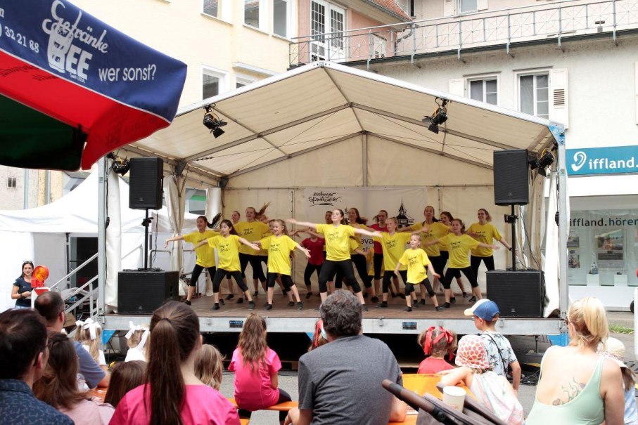Schw&ouml;rfest: Tanzgruppe auf der B&uuml;hne am Kesselwasen, &copy; Stadt Esslingen am Neckar