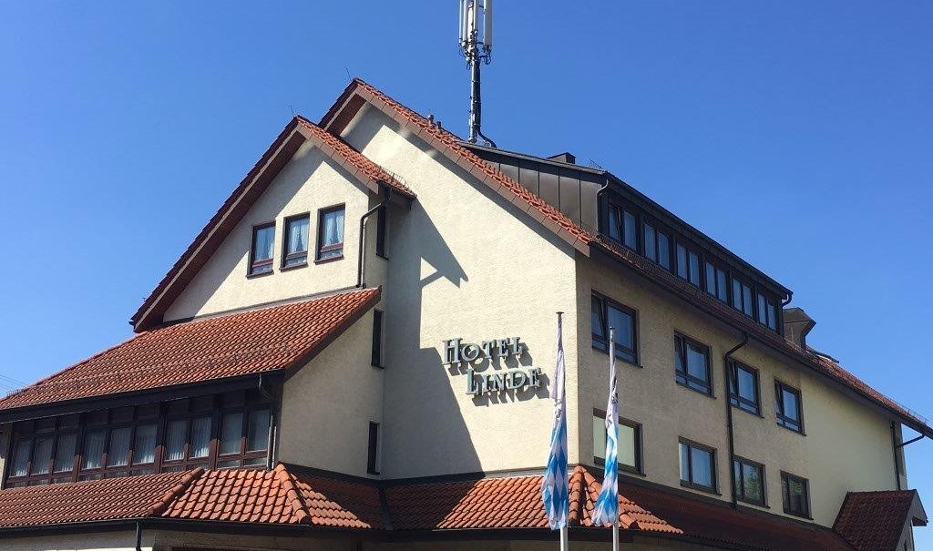 Das Neo Hotel Linde in Esslingen mit rotem Ziegeldach und Antenne auf dem Dach vor blauem Himmel., © TOMAS Das Neo Hotel Linde in Esslingen mit rotem Ziegeldach und Antenne auf dem Dach vor blauem Himmel., © TOMAS
