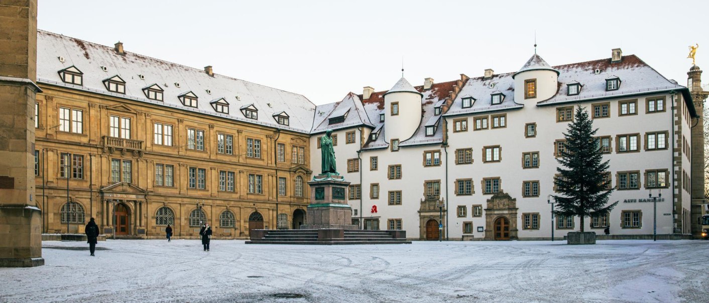 Der Schillerplatz in Stuttgart ist mit Schnee bedeckt. Historische Geb&auml;ude umgeben den Platz, in dessen Mitte eine Statue steht., &copy; Stuttgart-Marketing GmbH, Sarah Schmid