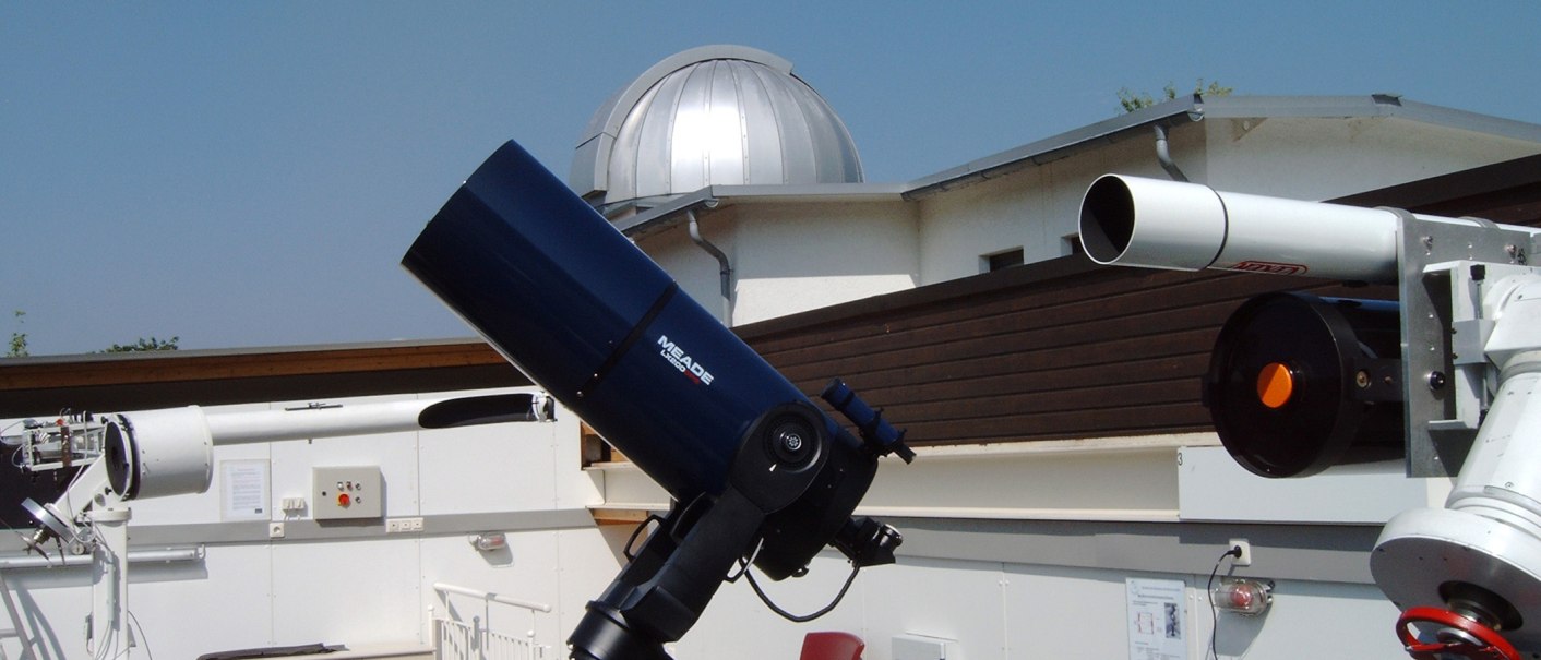 Teleskope auf einer Sternwarte, im Hintergrund eine silberne Kuppel. Der Himmel ist klar und blau., © Stadt Donzdorf Teleskope auf einer Sternwarte, im Hintergrund eine silberne Kuppel. Der Himmel ist klar und blau., © Stadt Donzdorf