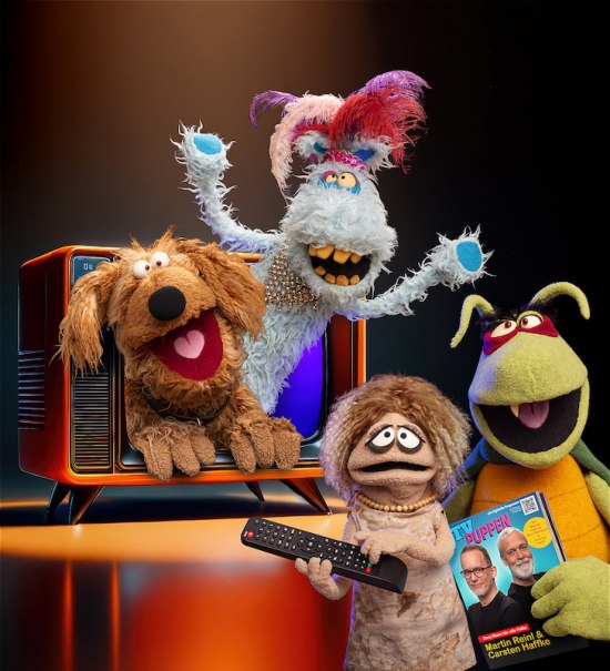 Bunte Puppen posieren fr&ouml;hlich vor einem Retro-Fernseher. Eine Puppe h&auml;lt eine Fernbedienung, eine andere ein Magazin., &copy; Scala Kultur Live gGmbH