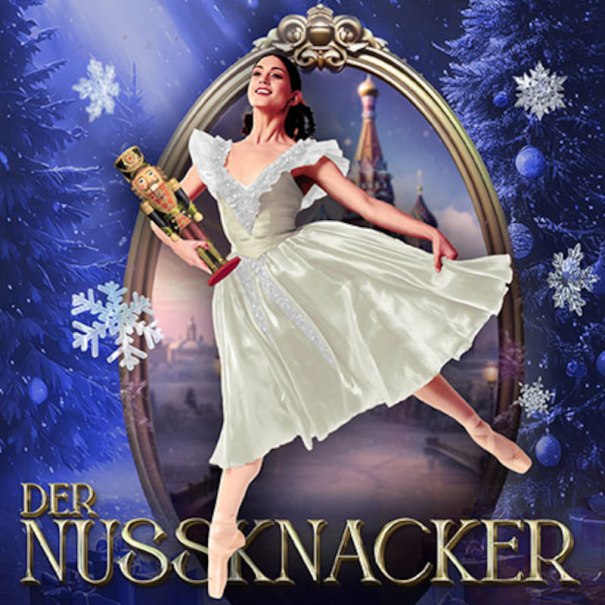 Eine Ballerina in einem weißen Kleid hält einen Nussknacker vor einer winterlichen Kulisse mit Schneeflocken und Tannenbäumen., © Konstantin Rain be.entertained