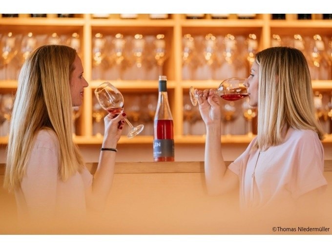 Zwei Frauen genießen eine Weinprobe im Weinbaumuseum. Sie halten Weingläser mit roséfarbenem Wein, im Hintergrund sind Gläserregale zu sehen., © Stuttgart-Marketing GmbH, Thomas Niedermüller Zwei Frauen genießen eine Weinprobe im Weinbaumuseum. Sie halten Weingläser mit roséfarbenem Wein, im Hintergrund sind Gläserregale zu sehen., © Stuttgart-Marketing GmbH, Thomas Niedermüller